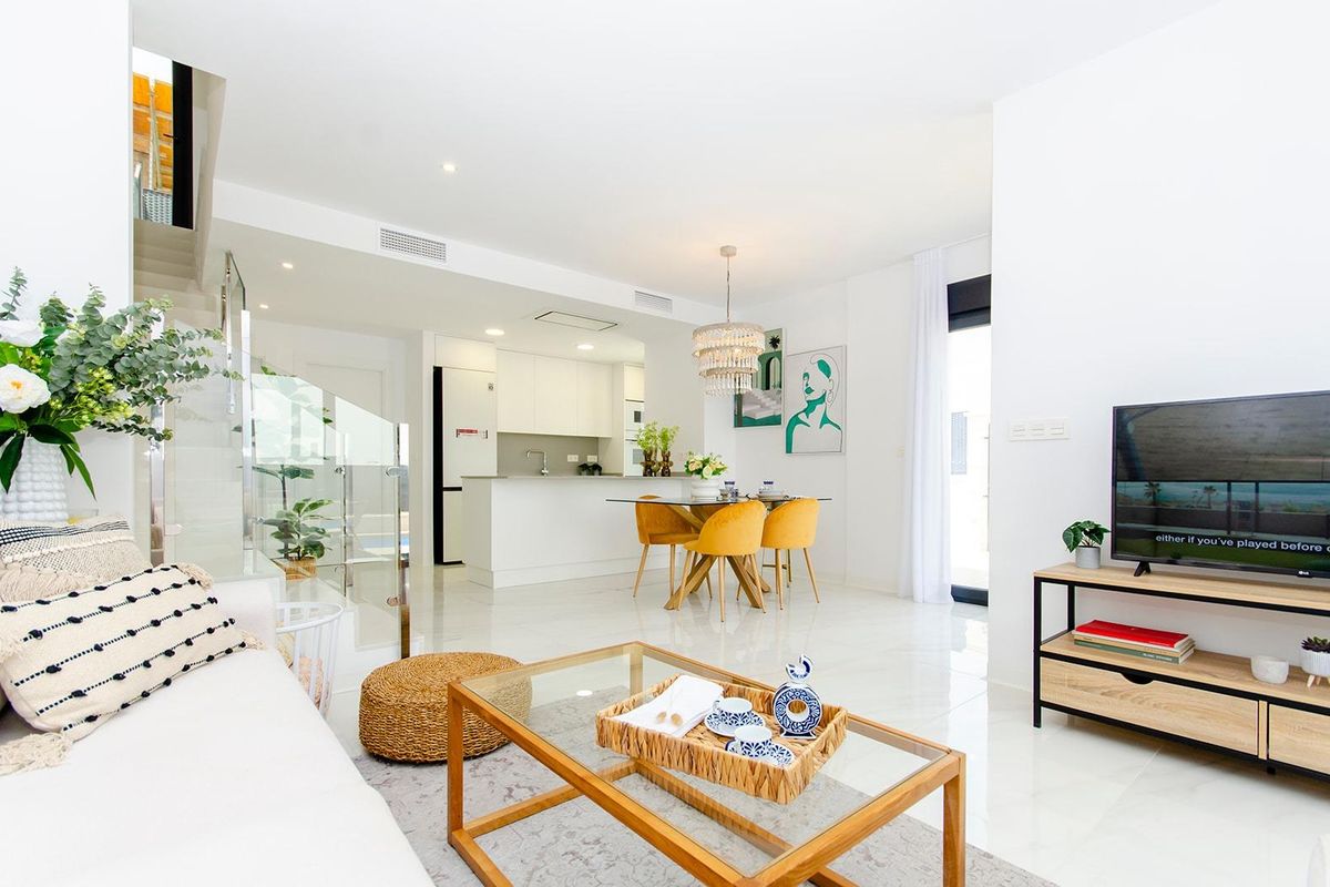 Stijlvolle woonkamer met natuurlijk licht en moderne decoratie in een 3-slaapkamer villa gelegen in Orihuela, Costa Blanca.