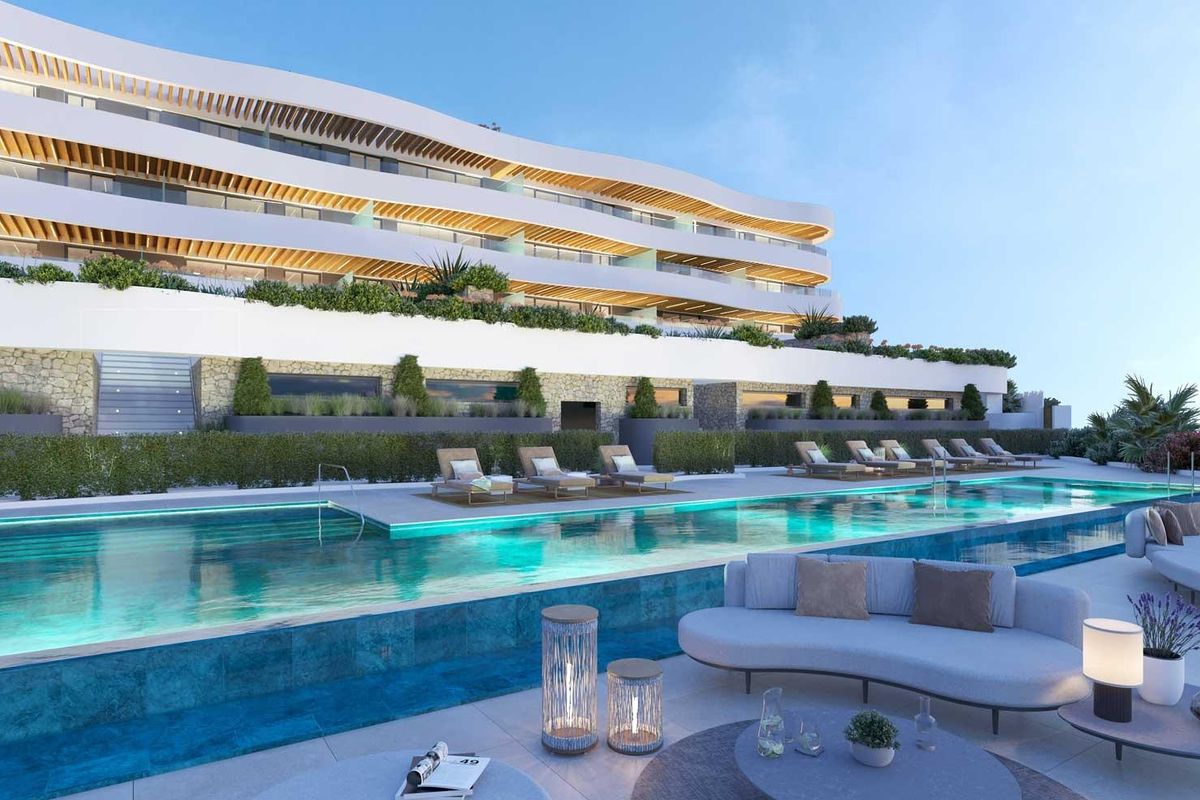 Modern appartement exterieur met meerdere zwembaden en stijlvolle loungegebieden in Mijas, Costa del Sol.