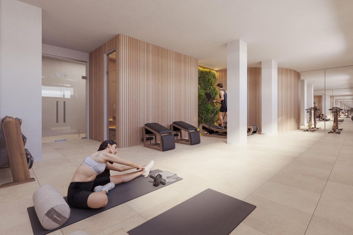 Uitnodigende yogaruimte in een penthouse sportschool in Fuengirola, met matten en apparatuur voor fitnessliefhebbers.