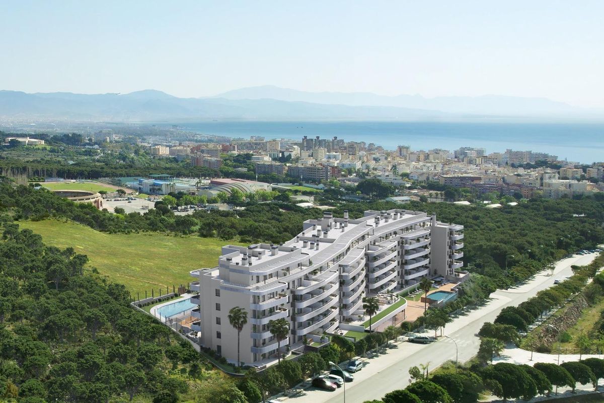 Luchtfoto van een modern appartementencomplex genesteld tussen het groen in Torremolinos.