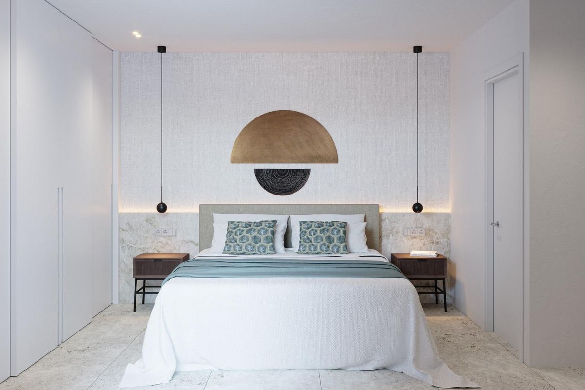 Stijlvolle slaapkamer met elegante afwerking en zachte kleuren in een penthouse in Mojacar, met een ontspannen sfeer.