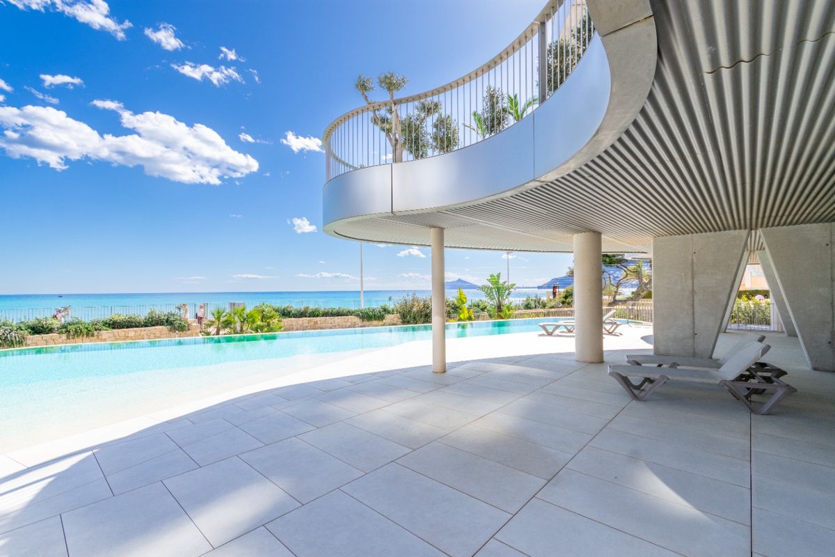 Close-up van het heldere water van het zwembad, dat de omgeving en het appartement in Calpe, Costa Blanca, weerspiegelt.