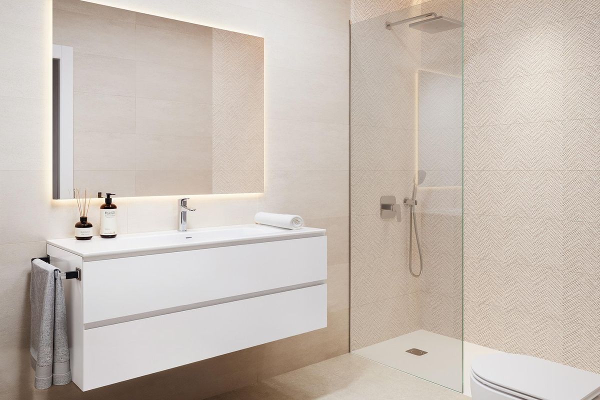 Strakke badkamer in een 2-slaapkamer appartement, Fuengirola, met moderne armaturen en een inloopdouche.