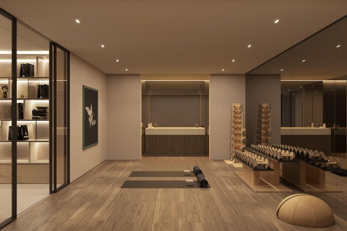 Ruimtelijke gym met fitnessapparatuur en spiegels in een luxe villa gelegen in Marbella, Costa del Sol.