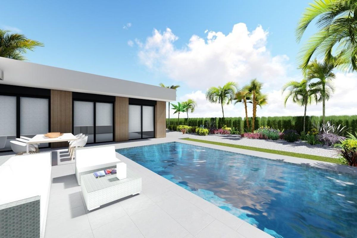 Zonnig terras naast het zwembad van een 3-slaapkamer villa in Calasparra, Spanje, omgeven door levendig groen.