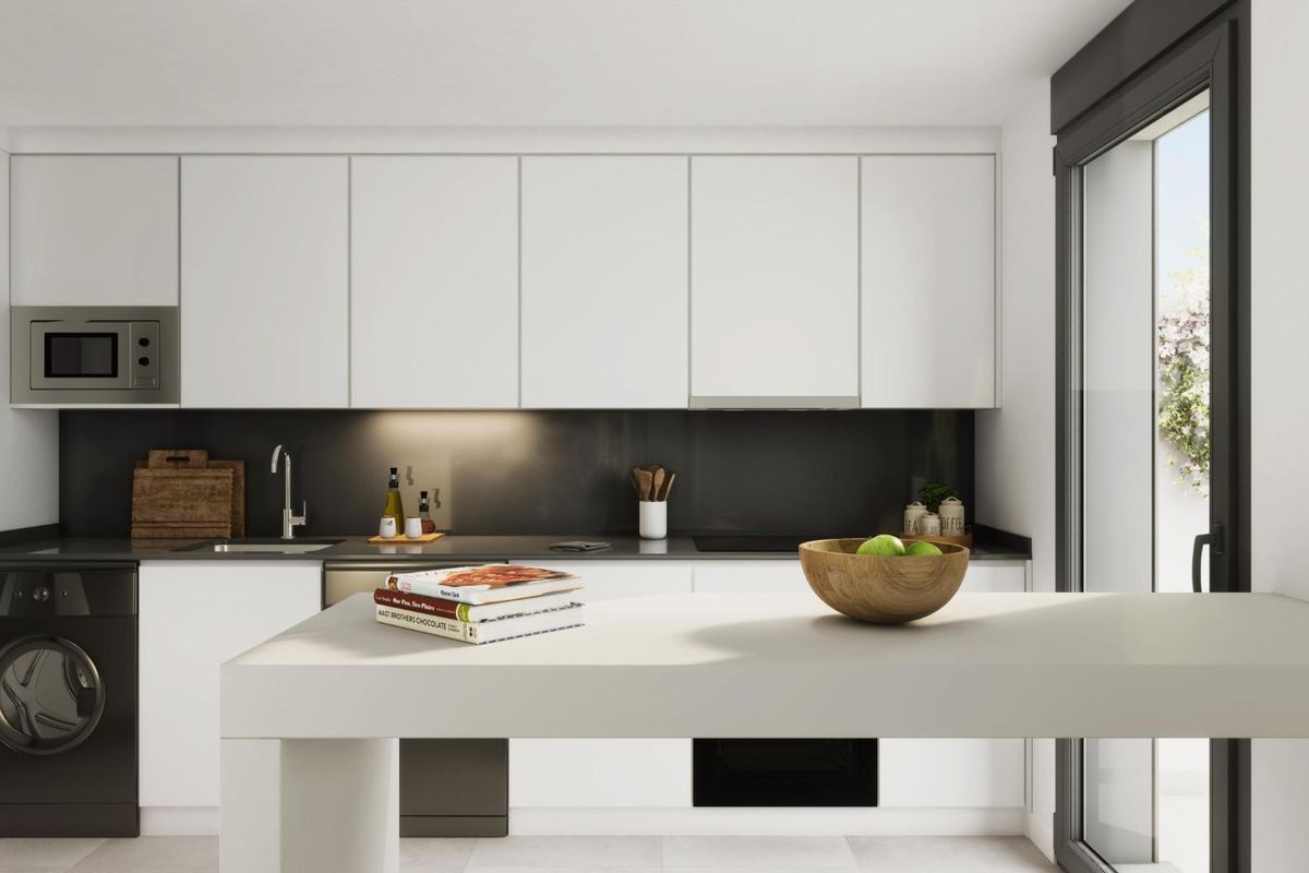 Moderne keuken met strakke kasten en voorzieningen in het appartement in Estepona, stijlvol en functioneel.