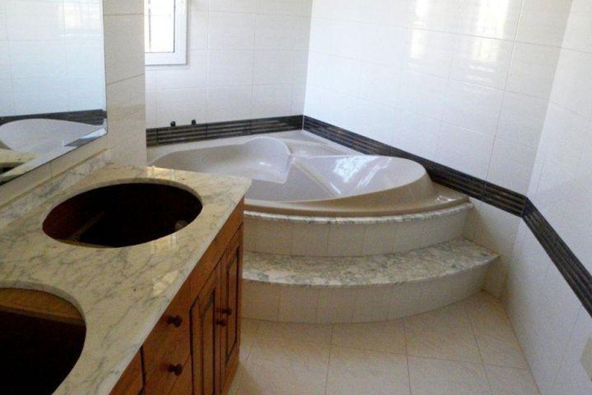 Ruime badkamer met een jacuzzi en stijlvolle wasbak in een villa in La Manga del Mar Menor.