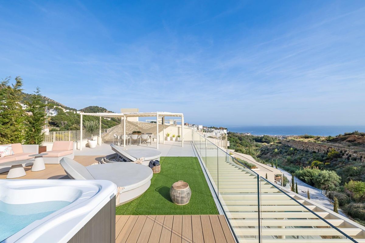 Prachtig terras met uitzicht op zee, jacuzzi en loungegebieden in penthouse in Fuengirola.
