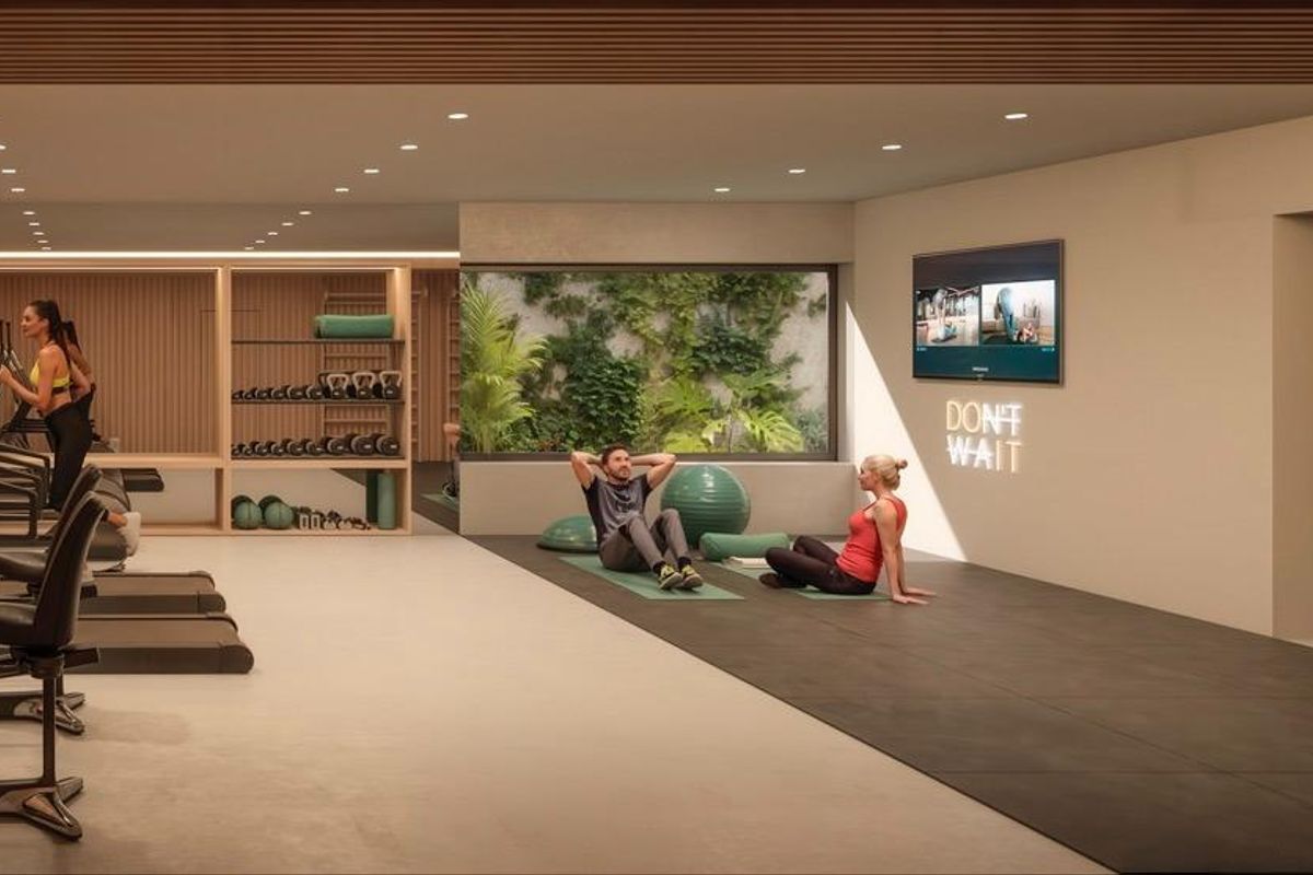 Moderne fitnessruimte met apparatuur en vegetatie in San Pedro De Alcantara, Costa del Sol, Spanje.