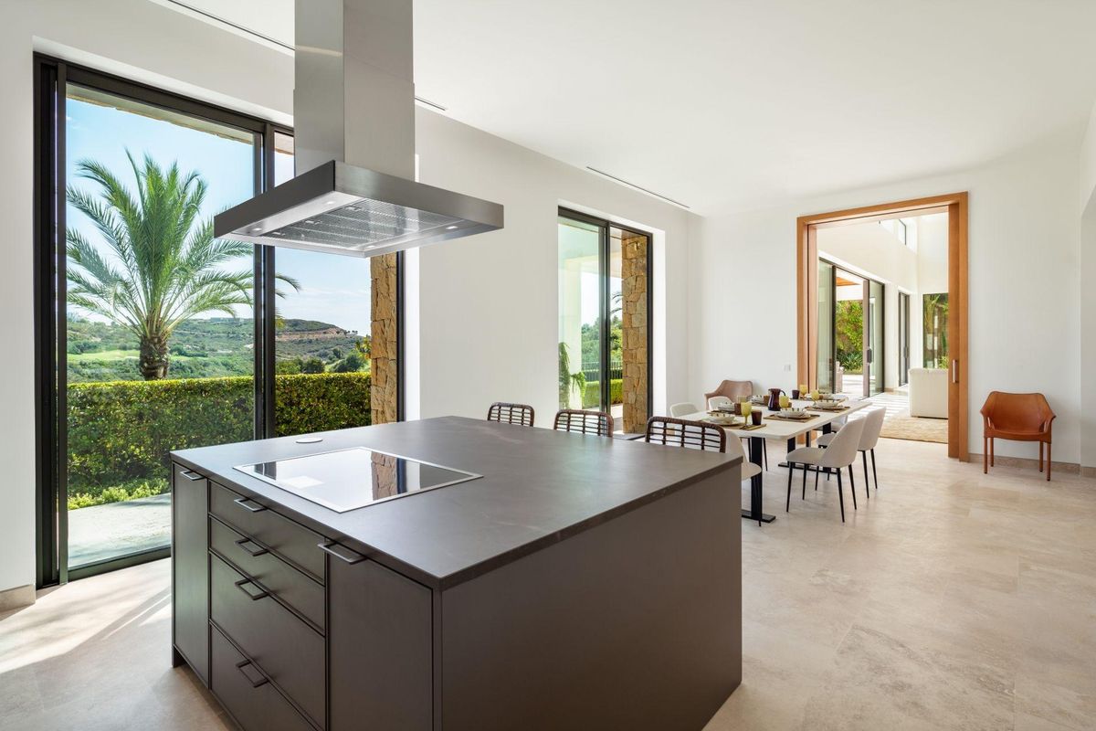 Moderne keuken die verbonden is met de eetruimte, met mooi uitzicht in de villa in Casares, Costa del Sol.