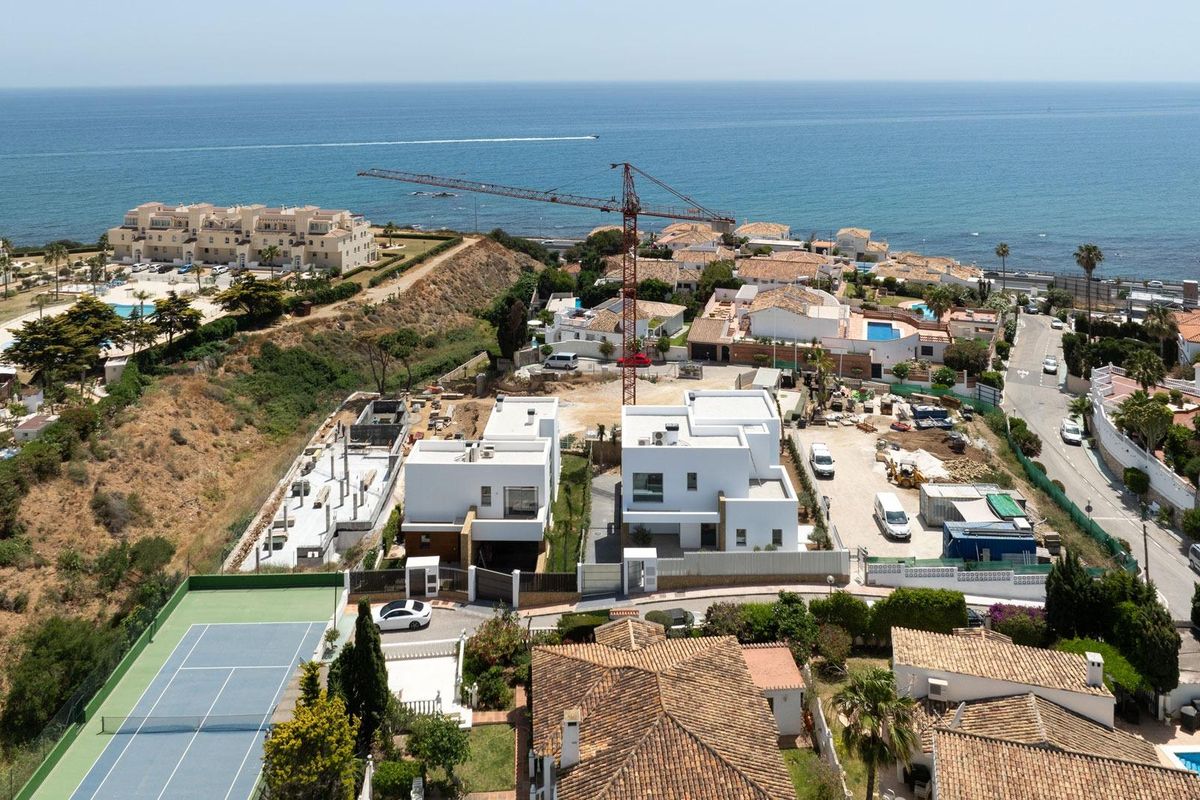 Luchtfoto van villa-bouw in Mijas, Costa del Sol, met nieuwe huizen met uitzicht op de oceaan.