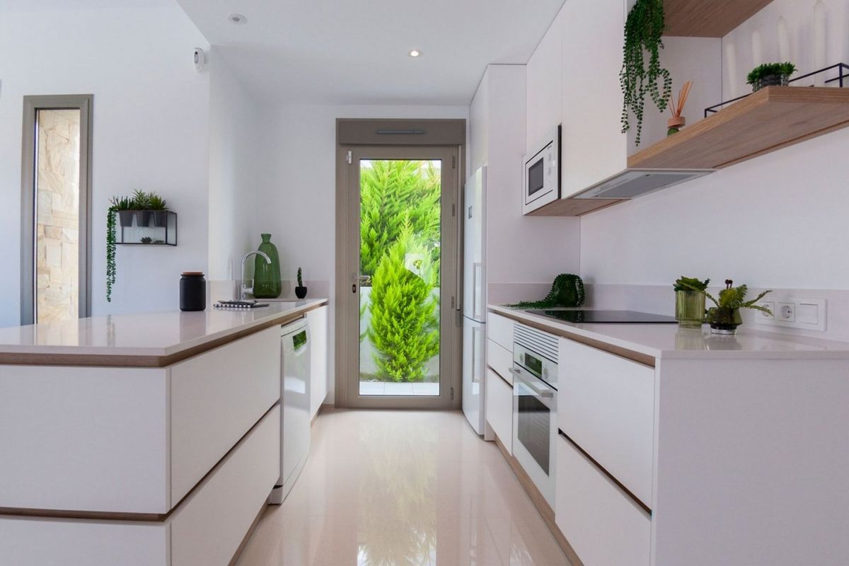 Moderne keuken met strakke kasten en groene accenten in een villa, gelegen in Los Alcazares, Costa Calida.