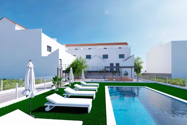 Buitenzicht op 4-slaapkamer town house met zwembad en tuin in Rafal, Costa Blanca Zuid, onder prachtige blauwe lucht.