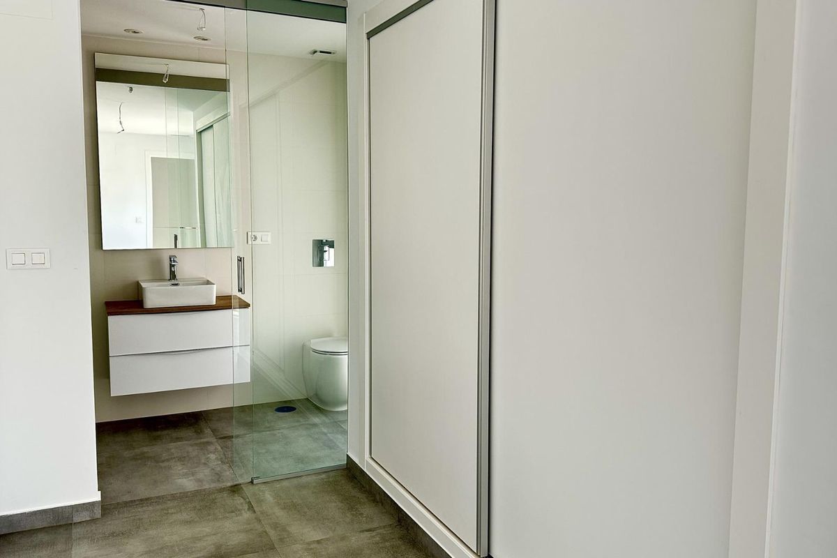 Entree naar de badkamer met moderne armaturen in een stijlvolle villa in Algorfa, Costa Blanca Zuid.