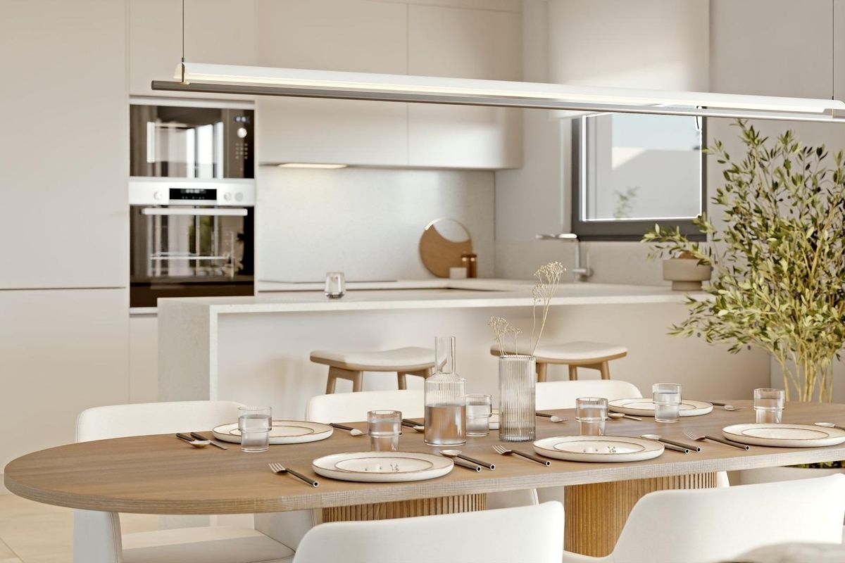 Elegante eetruimte met uitzicht in dit penthouse in Estepona, met een mix van moderne en natuurlijke elementen.