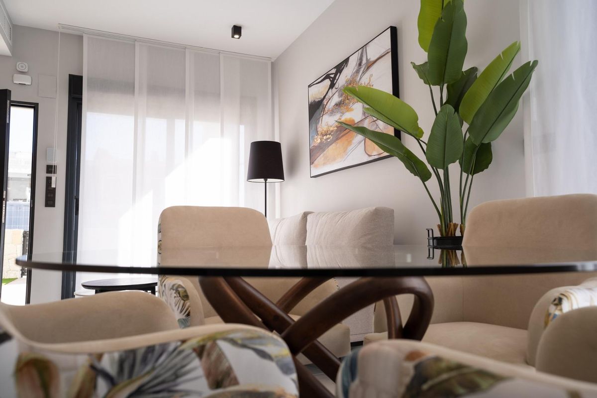 Gezellige zithoek in de woonkamer van een 3-slaapkamer appartement in Pilar de La Horadada, gevuld met natuurlijk licht.