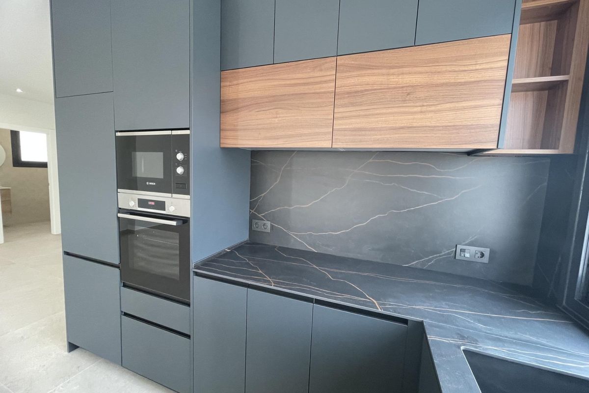 Stijlvolle keuken kasten met geïntegreerde apparatuur, toont modern ontwerp in de 3-slaapkamer villa in Rojales.