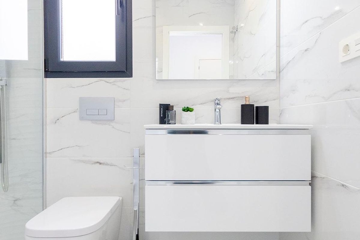 Contemporary badkamer met strakke armaturen en een stijlvol ontwerp in een 3-slaapkamer villa in Torrevieja, Costa Blanca.