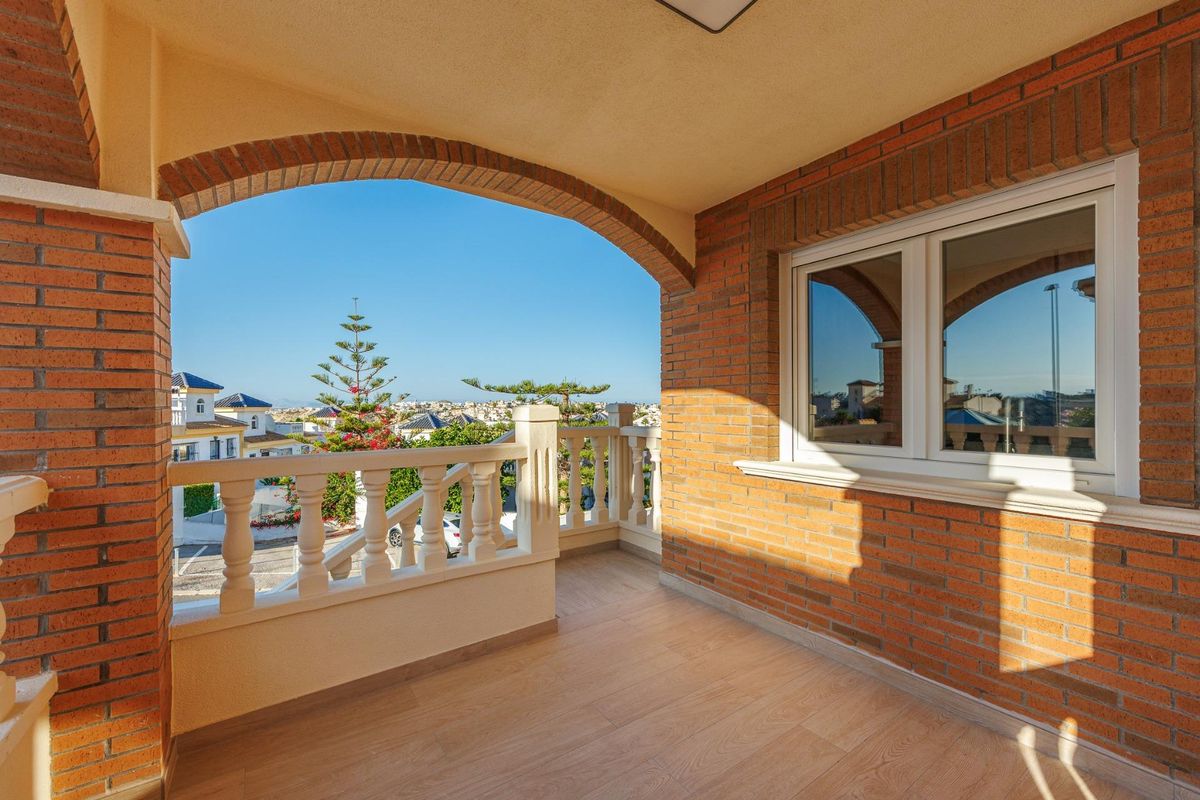 Overdekt terras van de 4-slaapkamer villa in Rojales met uitzicht op het nabijgelegen landschap.