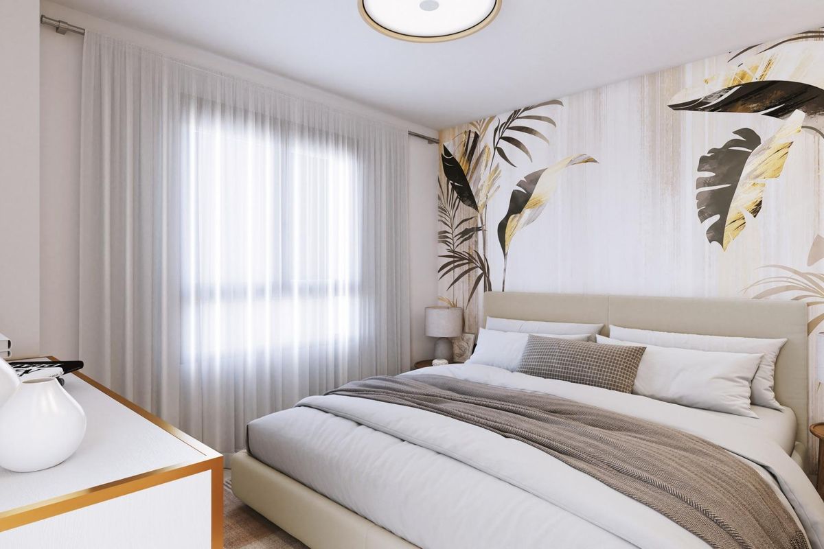 Gezellige slaapkamer met tropisch behang in een 3-slaapkamer townhouse, gelegen in Mijas, Costa del Sol, perfect voor ontspanning.