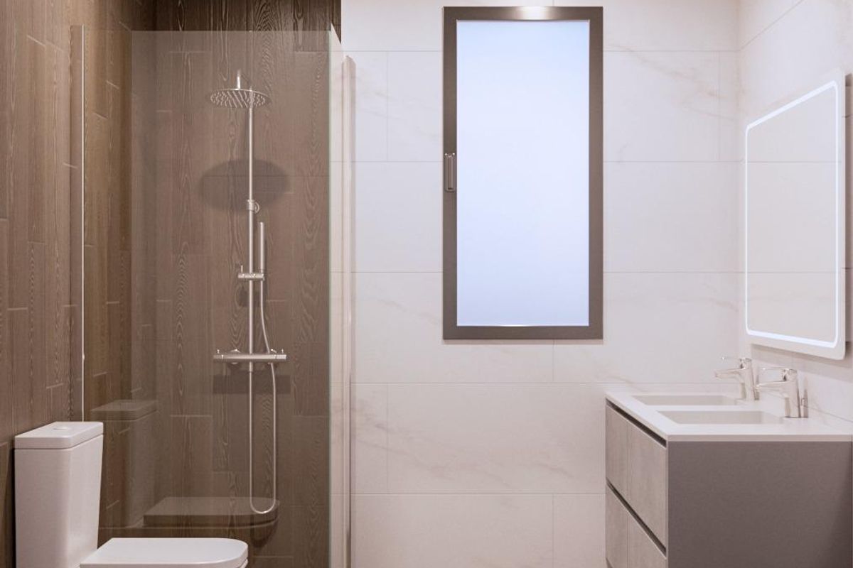 Heldere badkamer in een villa in San Pedro del Pinatar, met een hedendaags ontwerp en functionele kenmerken.