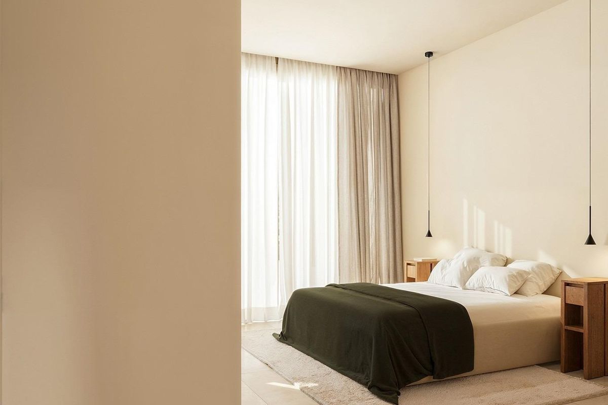 Serene slaapkamer met zachte verlichting en een comfortabel bed, gelegen in een moderne 4-slaapkamer villa in Algorfa, Costa Blanca Zuid.