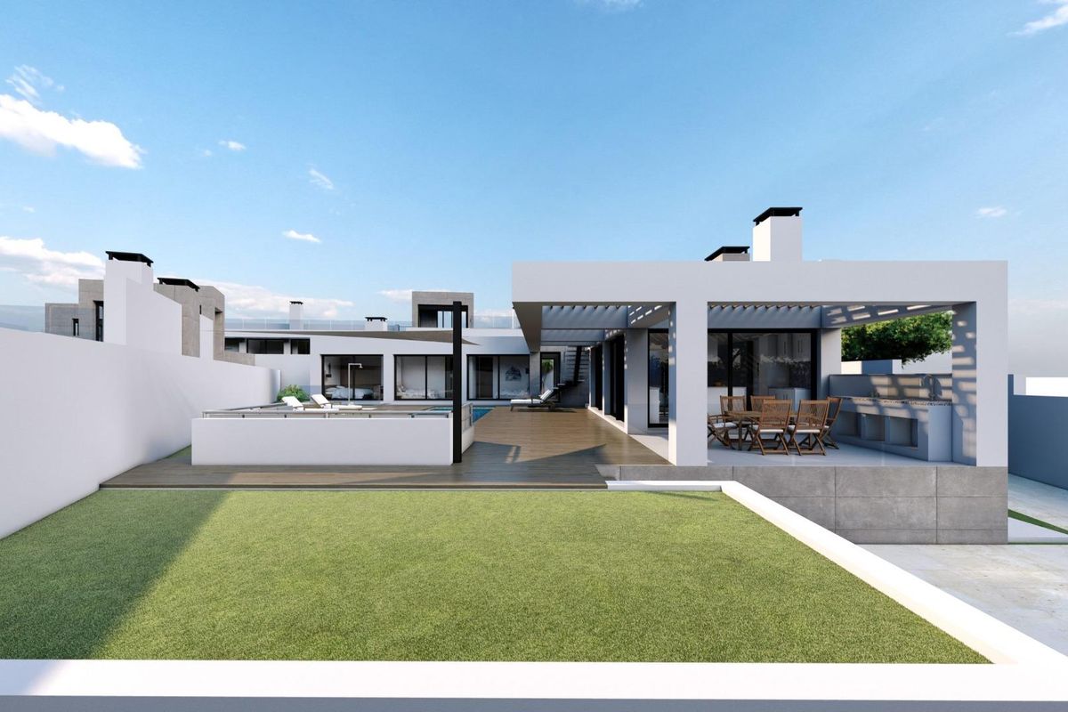 Achtertuin van de moderne villa in Mijas, met aangelegde tuinen en een ruim terras voor buitenleven.