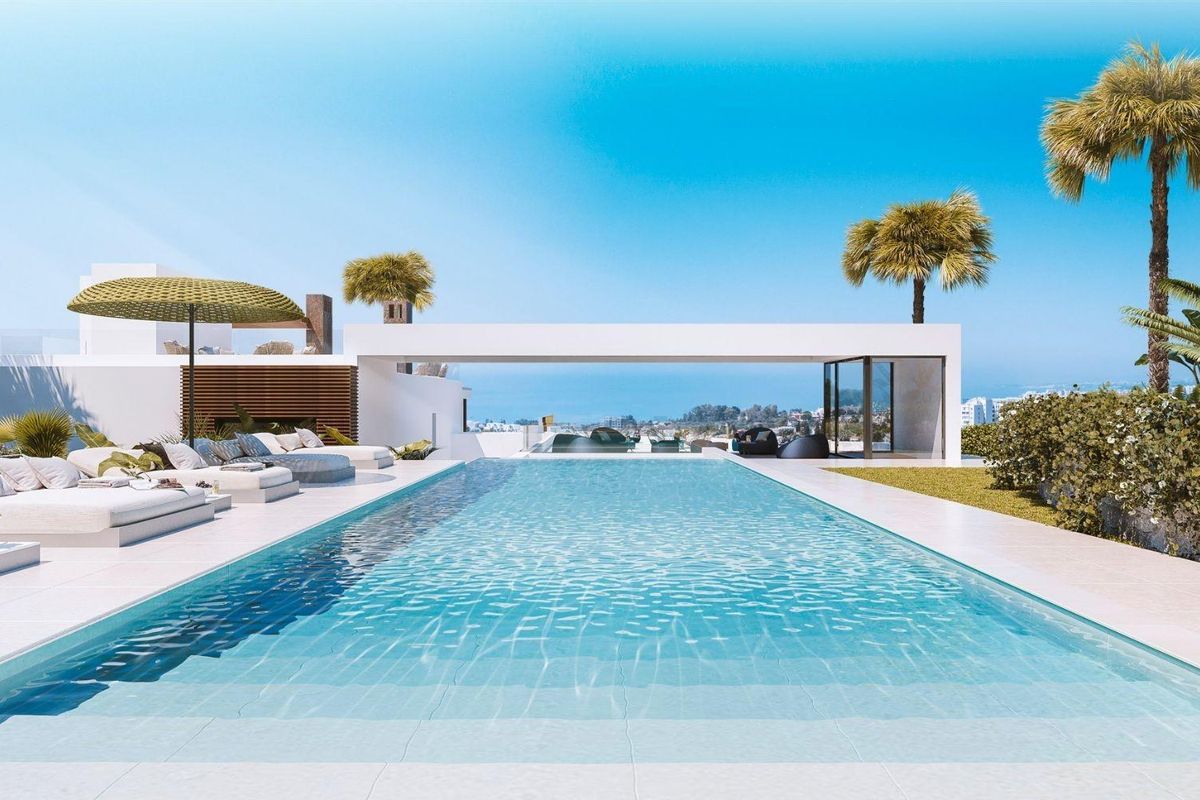 Infinity zwembad met ligstoelen en zeezicht, onderdeel van een luxueus herenhuis in Marbella, Costa del Sol.