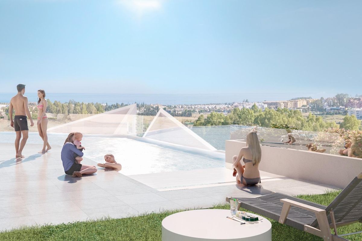Zijaanzicht van het zwembad met bewoners die genieten van het infinity pool in Marbella met prachtig uitzicht op de kust.