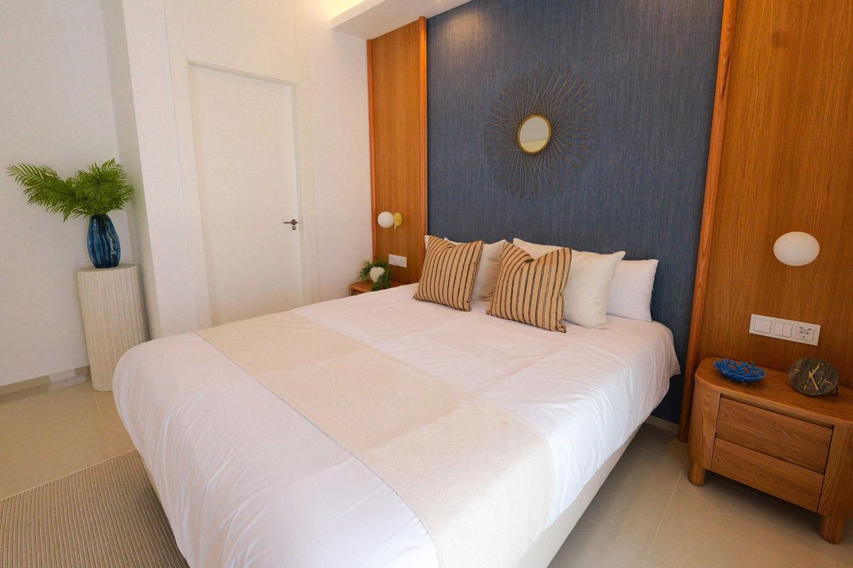 Elegante slaapkamer met een comfortabel bed en stijlvolle decoratie in Rojales, Costa Blanca Zuid.