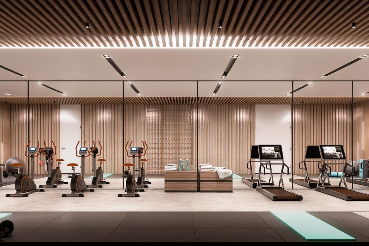 Ruime fitnessruimte in een penthouse in Marbella, met een elegant design en diverse fitnessmachines.