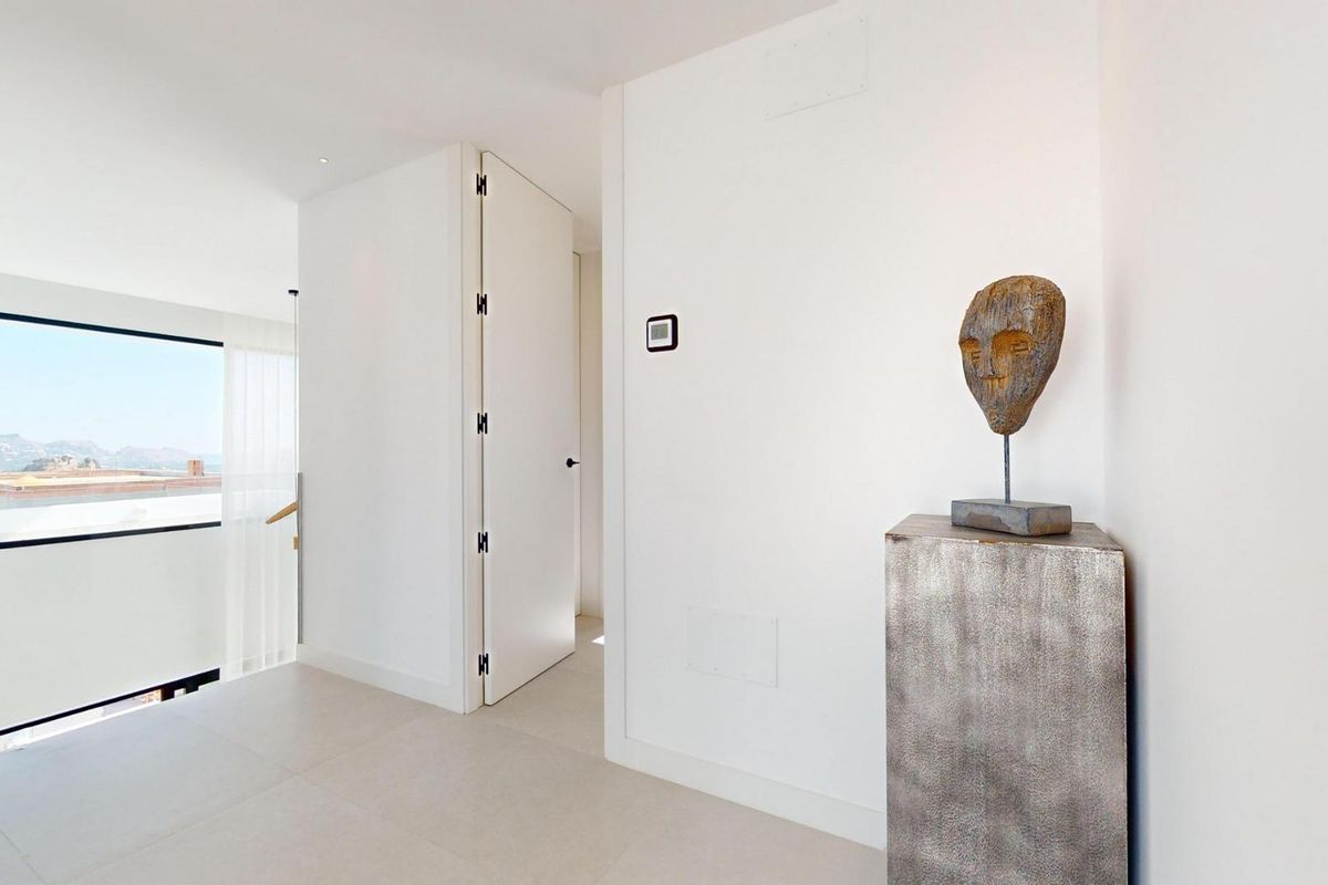 Ruime overloop met moderne kunst in een villa met 3 slaapkamers in Polop, Costa Blanca Noord.