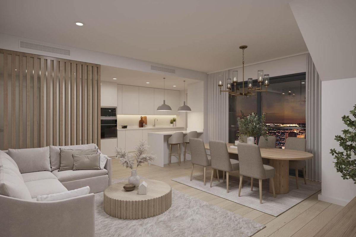 Uitnodigende woonkamer met eetruimte en keuken in een chic penthouse in Alicante bij schemering.