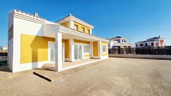 Buitenaanzicht van een 3-slaapkamer villa in Lorca, met een ruime parkeergelegenheid en een heldergele gevel.