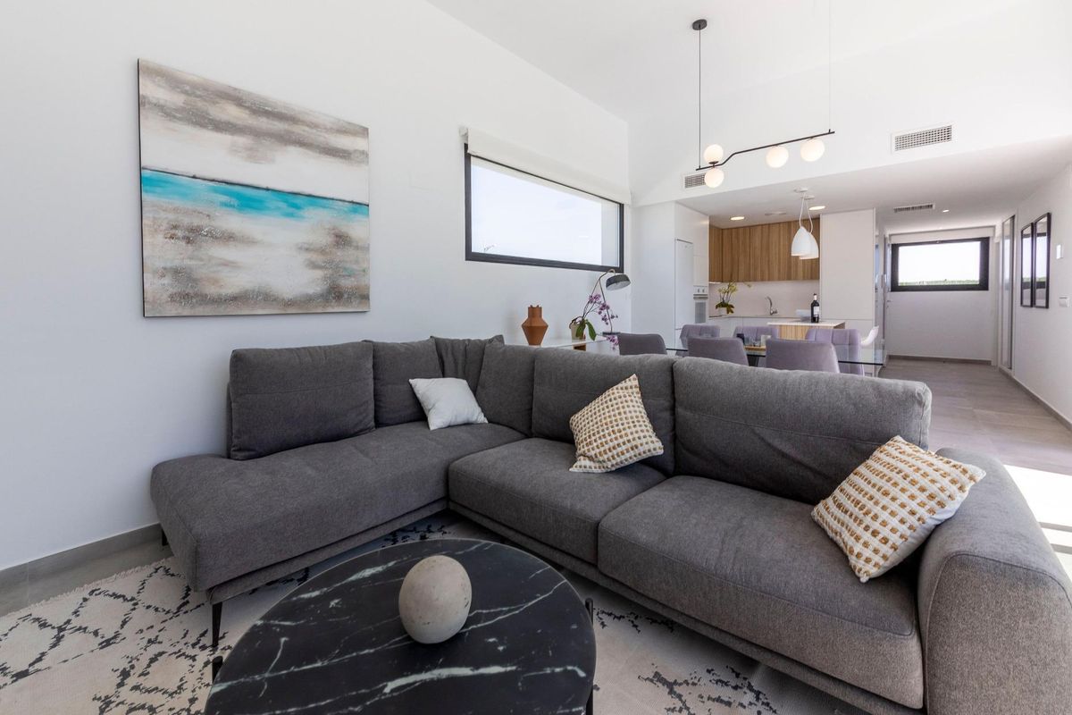 Stijlvolle woonkamer in een 3-slaapkamer villa in Calasparra, Spanje, met een gezellige bank en moderne decoratie.