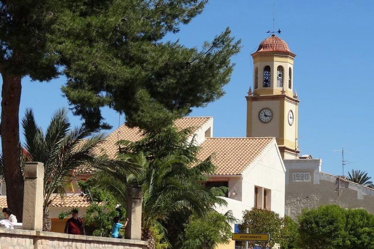 Historische klokkentoren tussen palmbomen in La Romana, Costa Blanca Zuid