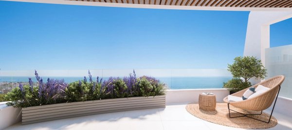 Stijlvol terras met planten en uitzicht op zee in de 2-slaapkamer penthouse in Benalmádena.