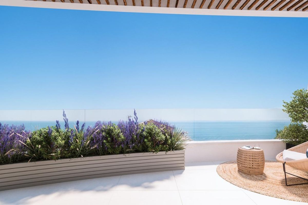 Stijlvol terras met planten en uitzicht op zee in de 2-slaapkamer penthouse in Benalmádena.
