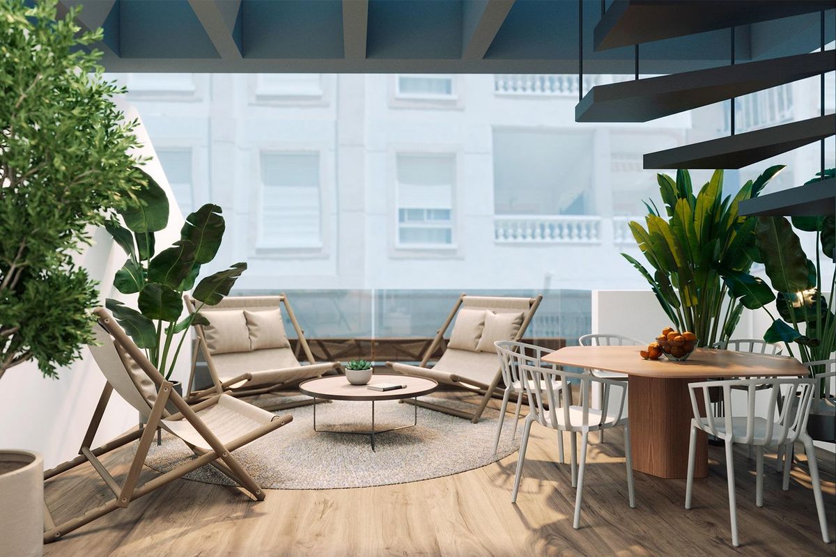 Gezellige binnenruimte met een spiraaltrap en zitgedeelte in het penthouse in Torrevieja.