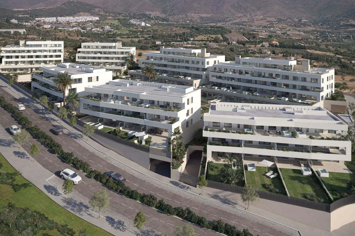 Overzicht van het nieuwe 3-slaapkamer appartementcomplex in Estepona, omringd door schilderachtige groene ruimtes.