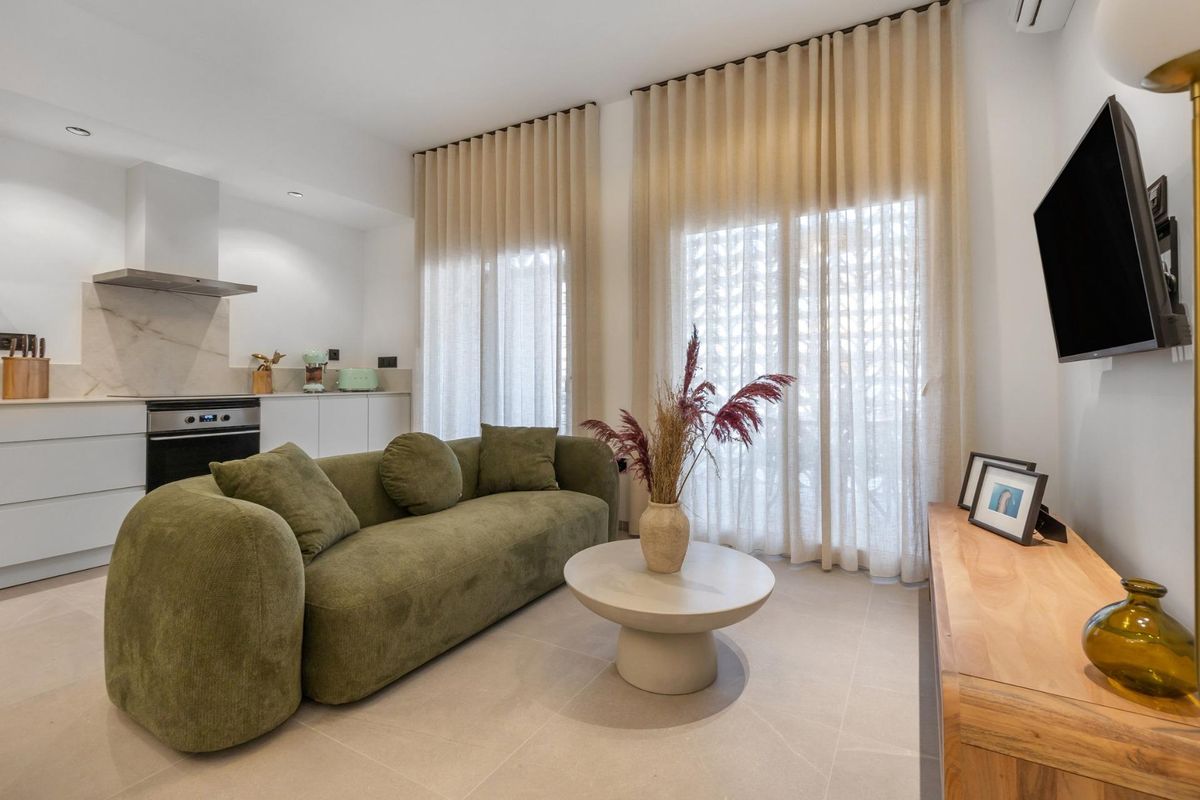 Stijlvolle woonkamer met moderne meubels in het appartement op de begane grond in Torrevieja.