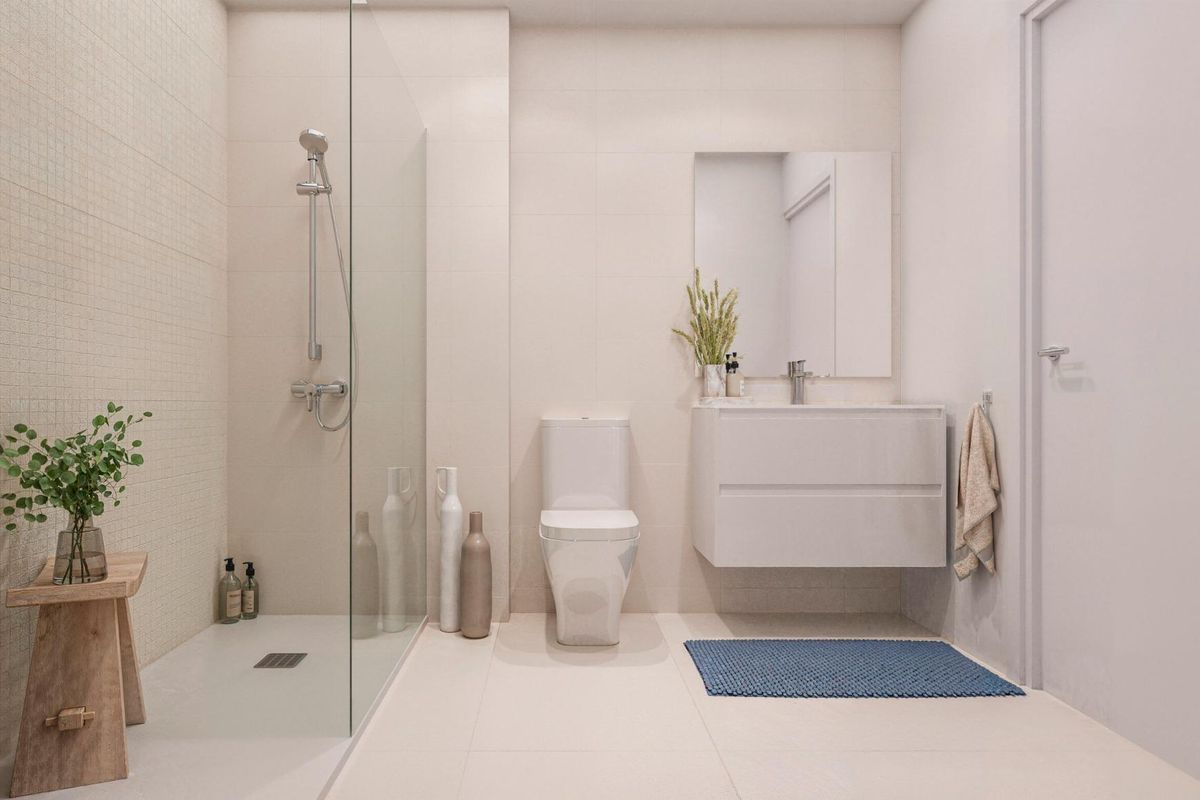 Contemporary badkamerontwerp met een inloopdouche en elegante armaturen in Estepona.