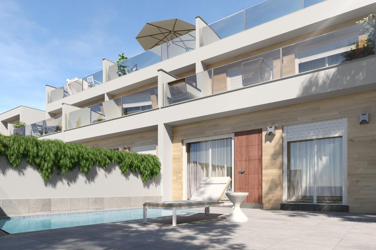 Buitenzicht op een moderne 3-slaapkamer townhouse in San Pedro del Pinatar met een zwembad en terras.