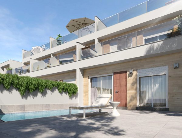 Buitenzicht op een moderne 3-slaapkamer townhouse in San Pedro del Pinatar met een zwembad en terras.