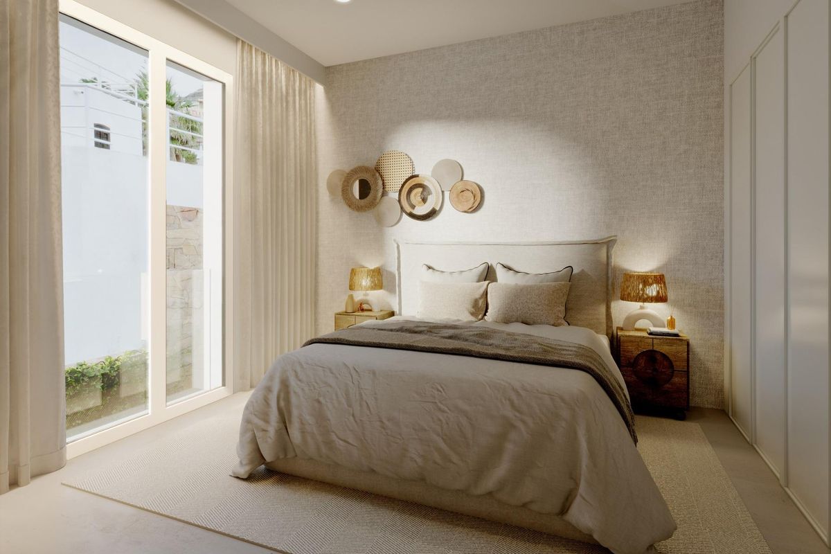 Gezellige slaapkamer met warme tonen en zachte beddengoed in een 3-slaapkamer townhouse in Mojacar.