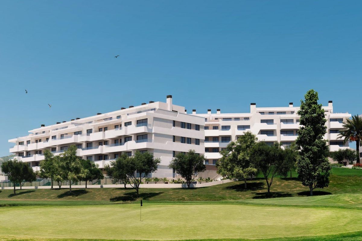 Buitenzicht op nieuw appartementencomplex op een golfbaan in Mijas, Costa del Sol met weelderig landschap.