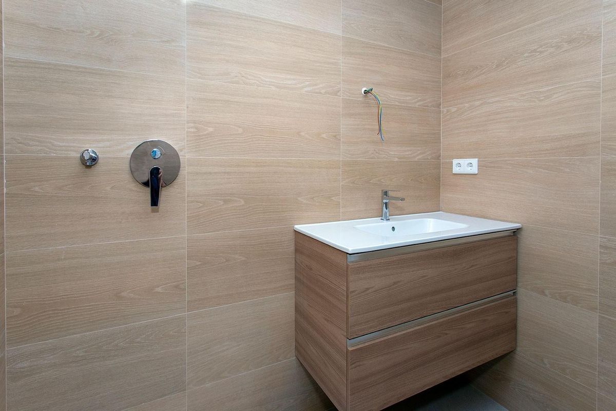 Heldere en moderne badkamer wastafel in een 3-slaapkamer appartement in Hondón de las Nieves, Spanje.