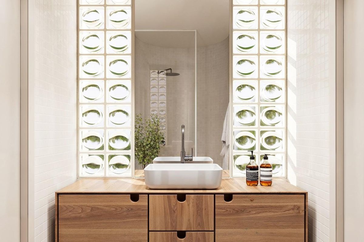 Contemporary badkamer met stijlvolle houten kasten en natuurlijk licht, te vinden in een 4-slaapkamer villa in Algorfa, Costa Blanca Zuid.