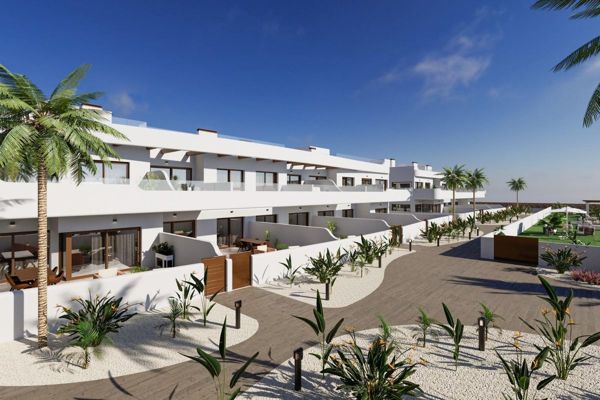 Mooie blik op het appartementencomplex met nadruk op de paden en beplanting in Los Alcazares, Costa Calida.