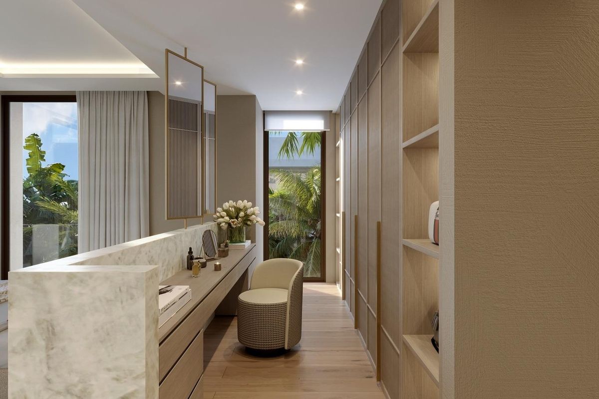 Strakke gang naar de voorzieningen van de villa, met stijlvolle kasten en natuurlijk licht.